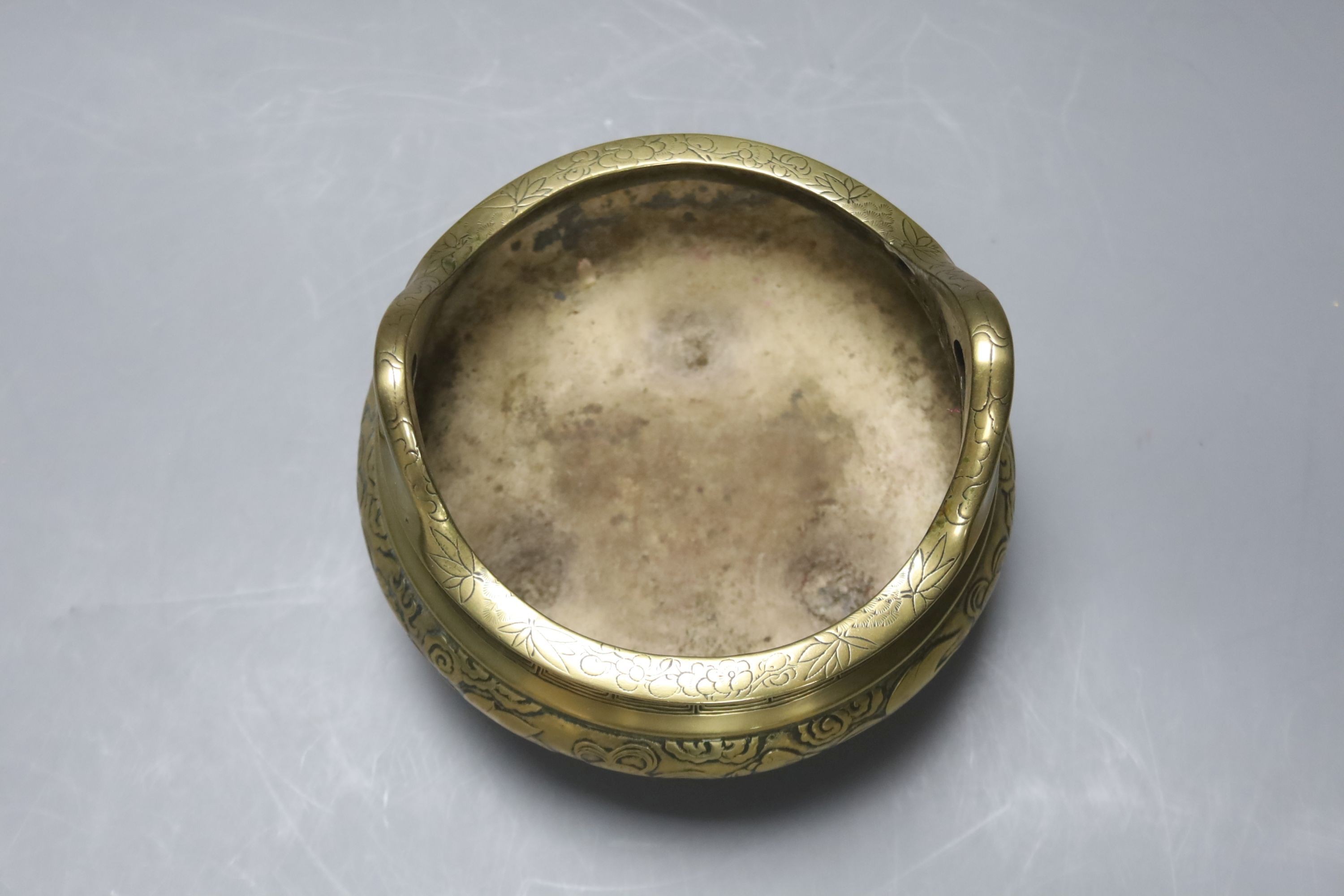 A Chinese bronze tripod censer, early 20th century, 14cm